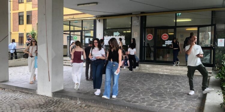 Tanti studenti in fila per la loro prima volta