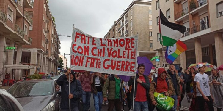 Tra i manifestanti bandiere palestinesi e messaggi pacifisti