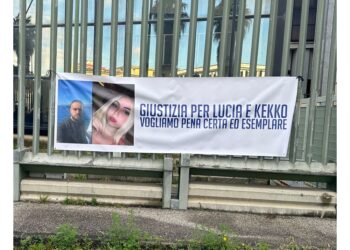 Striscione davanti al tribunale: "Giustizia per Lucia e Kekko"