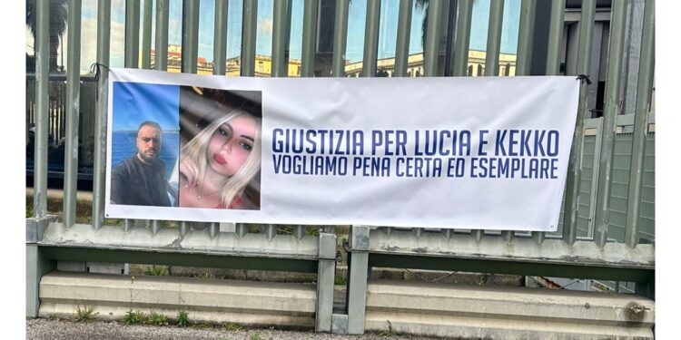 Striscione davanti al tribunale: "Giustizia per Lucia e Kekko"