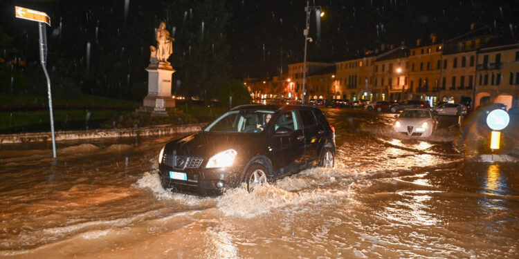 L'acqua è arrivata anche nella centrale piazza Giorgione