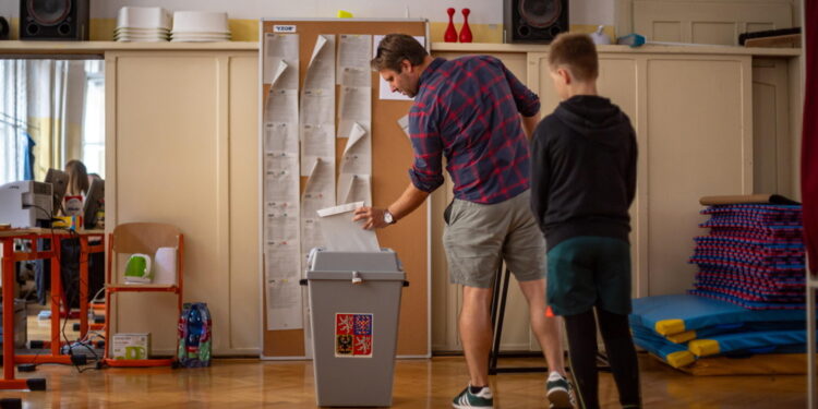 Oltre all'Italia. In Repubblica Ceca seconda giornata di voto