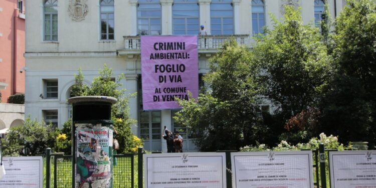 Ambientalisti appendono uno striscione al Palazzo Papadopoli