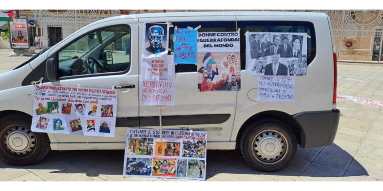 In attesa del corteo delle 15 presidio dei manifestanti