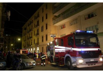 Residenti soccorsi dai vigili del fuoco e portati in salvo