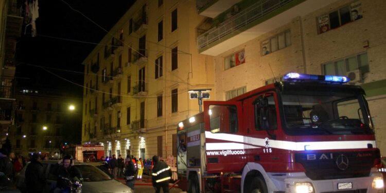 Residenti soccorsi dai vigili del fuoco e portati in salvo