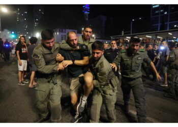 E' un fotografo del quotidiano Haaretz. Migliaia scesi in piazza