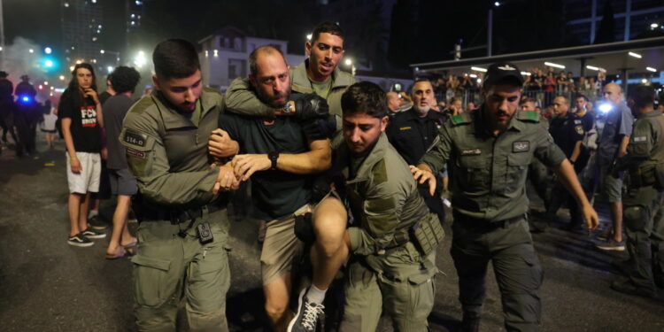 E' un fotografo del quotidiano Haaretz. Migliaia scesi in piazza