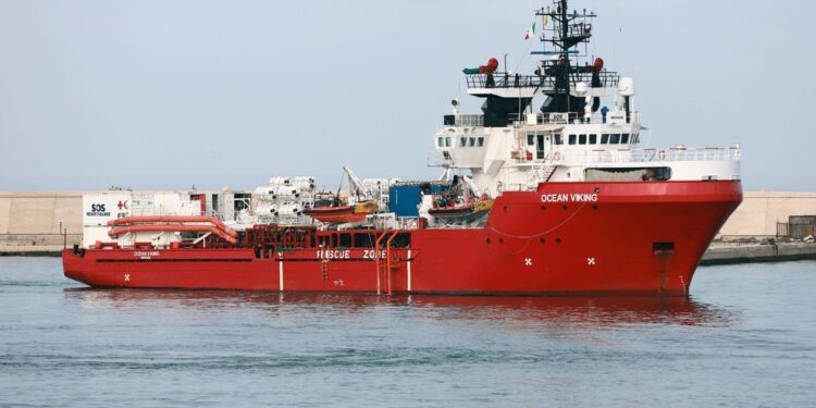 Sbarco previsto la mattina nel porto apuano