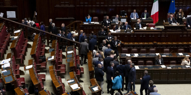 Fontana e questori al lavoro sulle immagine relative alla rissa