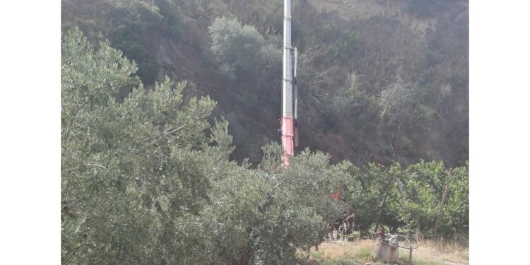 Era impegnato nelle raccolta delle pesche in un terreno agricolo