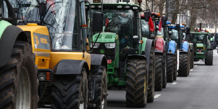 Agricoltori e ultradestra uniti contro la presidente