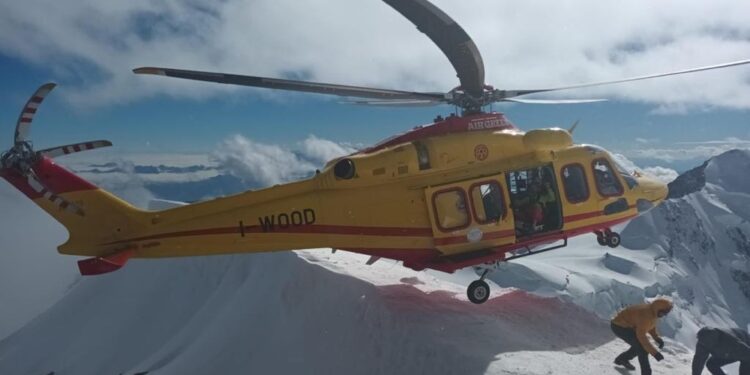 L'allarme dato da una cordata che ha assistito all'incidente