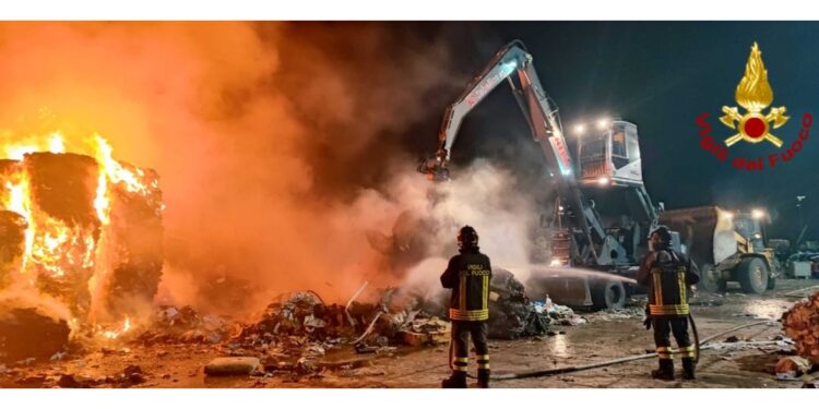 L'incendio alla ditta Sabellico in provincia di Frosinone