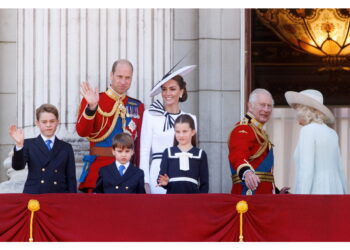 Trooping the Colour sotto l'acqua. Migliaia per il gran ritorno