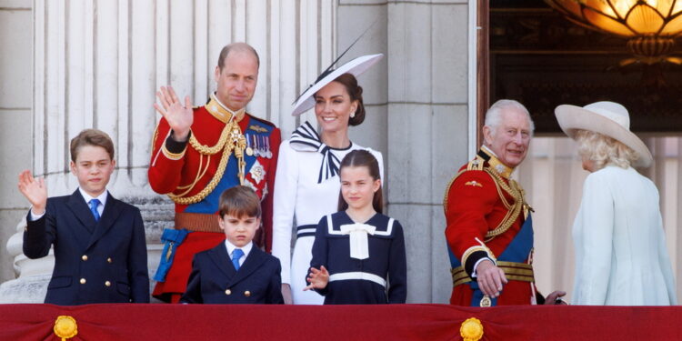 Trooping the Colour sotto l'acqua. Migliaia per il gran ritorno