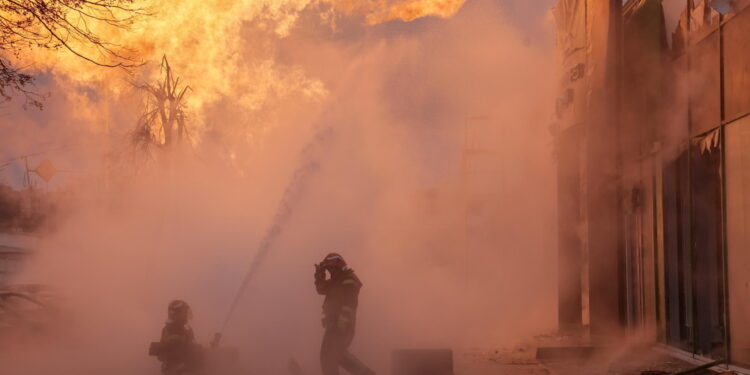 Incendio nel sito in un quartiere della capitale ucraina