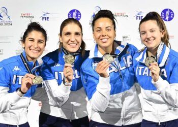La squadra azzurra con la medaglia d'oro (foto Federscherma-Bizzi)