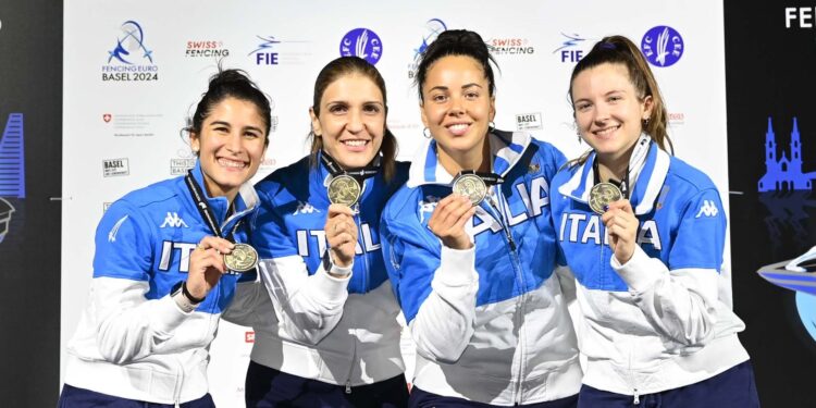 La squadra azzurra con la medaglia d'oro (foto Federscherma-Bizzi)