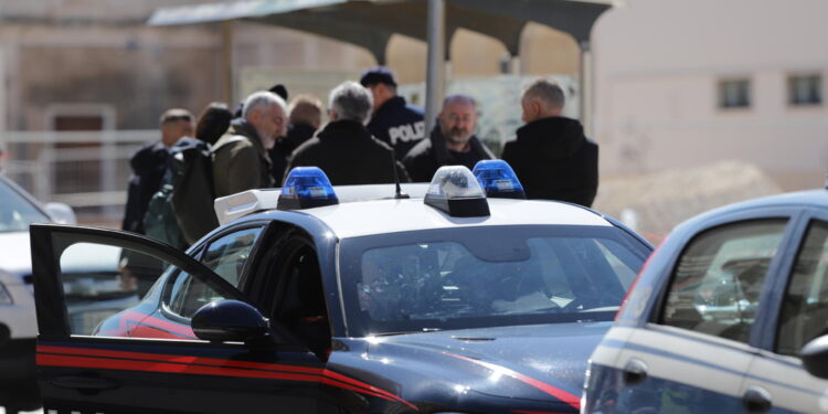 Uomo di 66 anni bloccato da carabinieri e polizia