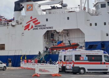 La nave di Medici senza frontiere è diretta a Livorno