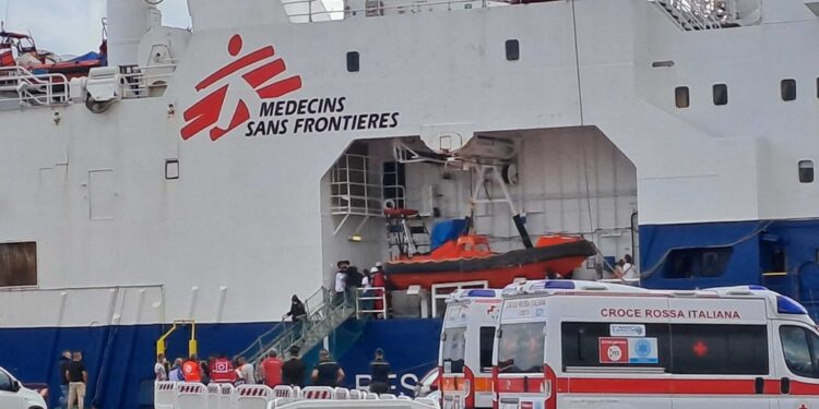 La nave di Medici senza frontiere è diretta a Livorno