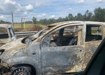 Rapina sulla statale 613 dopo spari a auto in fiamme