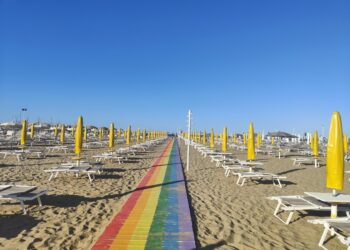 Stabilimento con celebre passerella arcobaleno. Fatta denuncia