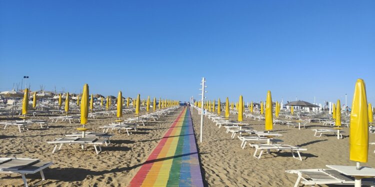 Stabilimento con celebre passerella arcobaleno. Fatta denuncia