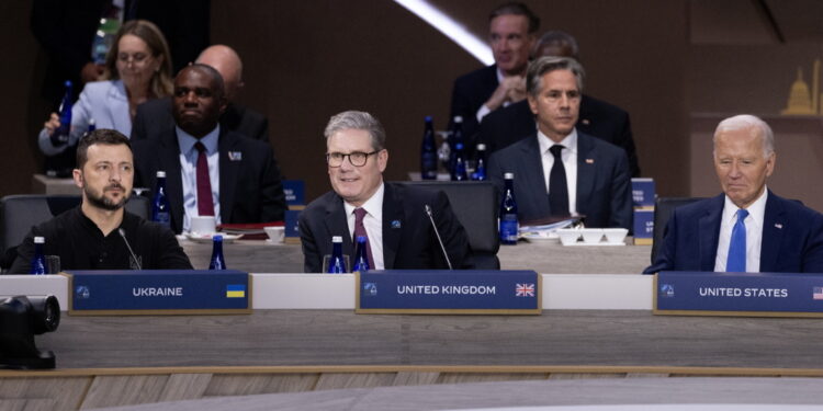 Sul palco durante una cerimonia alla Nato