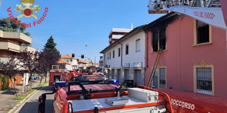 La donna è in gravi condizioni a Milano