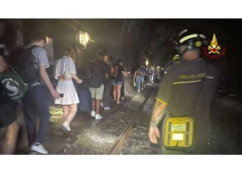 Soccorritori accompagnano 48 passeggeri alla stazione più vicina