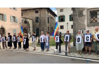 Manifestazione silenziosa con striscioni per chiedere la pace