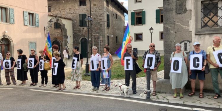 Manifestazione silenziosa con striscioni per chiedere la pace