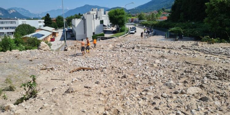 A Mattarello fango e detriti su strada e zona produttiva