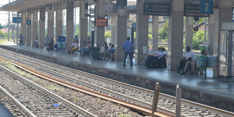 Riparato il guasto ad una tubatura vicino ai binari in città