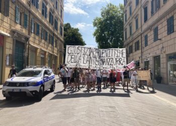 Familiari sfilano contro la sentenza di assoluzione per omicidio