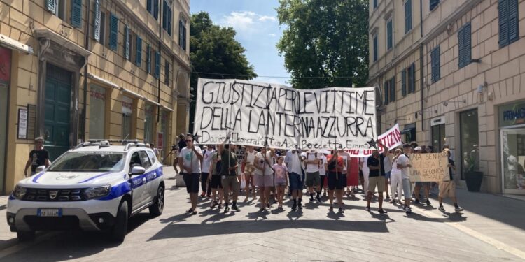 Familiari sfilano contro la sentenza di assoluzione per omicidio