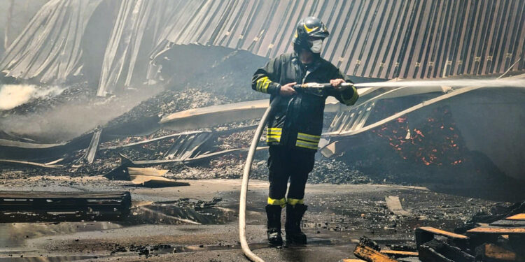 Visibile enorme nube nera. Sul posto Vigili del fuoco e Cc