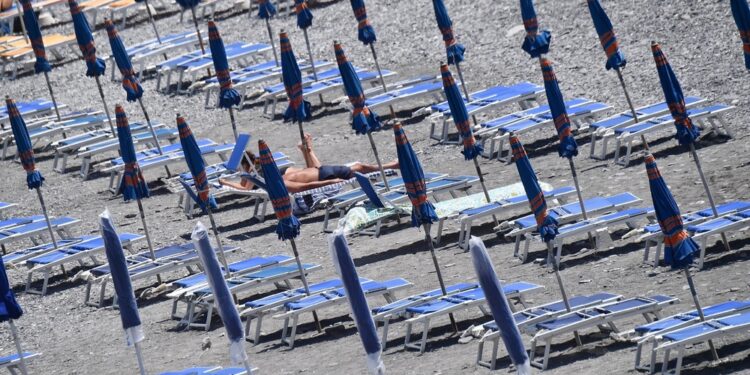 Il 9 agosto sulle spiagge le attrezzature aperte in ritardo