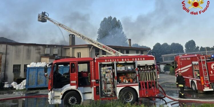 I vigili del fuoco ancora al lavoro dalla notte scorsa