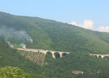 Luogo impervio sopra l'autostrada non facilmente raggiungibile