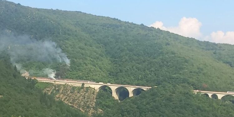 Luogo impervio sopra l'autostrada non facilmente raggiungibile