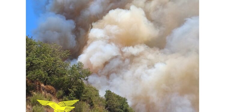 Fiamme alte nei pressi dell'altro rogo divampato nella notte