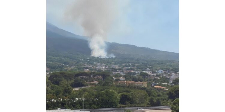 A Torre del Greco fiamme in via Fosso Bianco