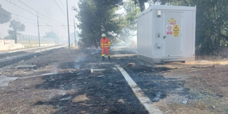 Uomo messo in salvo dalle fiamme