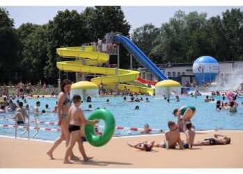 Recuperato in acqua dai bagnini