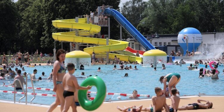 Recuperato in acqua dai bagnini