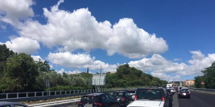 Riaperto il tratto dopo un'ora. In corso distribuzione acqua