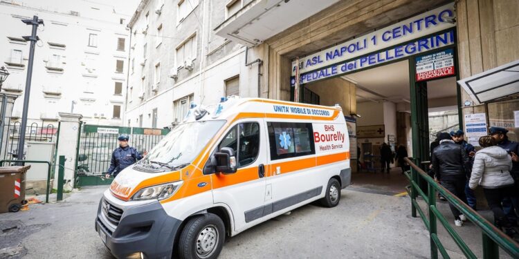 A Napoli caccia all'uomo che offre la bevanda:7 in ospedale